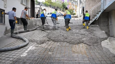 Bornova Belediyesi, ilçe genelinde yürüttüğü yol yapım ve yenileme seferberliği