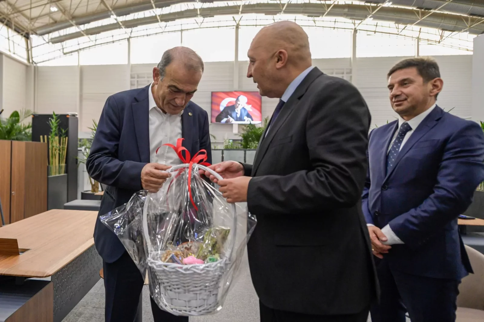 İzmir’in kardeş şehri Kırcaali’nin Belediye Başkanı Erol Mümün, İzmir Büyükşehir