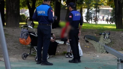 Düzce Belediyesi zabıta ekipleri, Millet Bahçesi’nde yere sigara izmariti atan