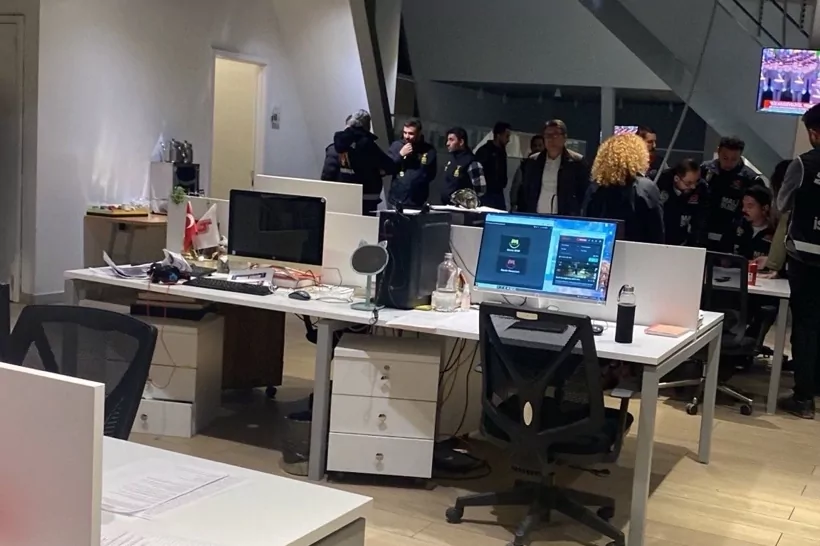 İstanbul’da Halk TV’nin merkez binasına sabah saatlerinde polis ekipleri girdi.