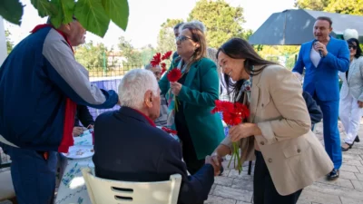 Güzelbahçe Belediye Başkan Vekili Ayşe Akın, Yaşlılar Günü kapsamında ilçedeki