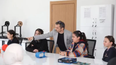 Kayseri Kocasinan Belediyesi, yenilikçi vizyonu doğrultusunda gençleri geleceğin teknolojileriyle buluşturmayı