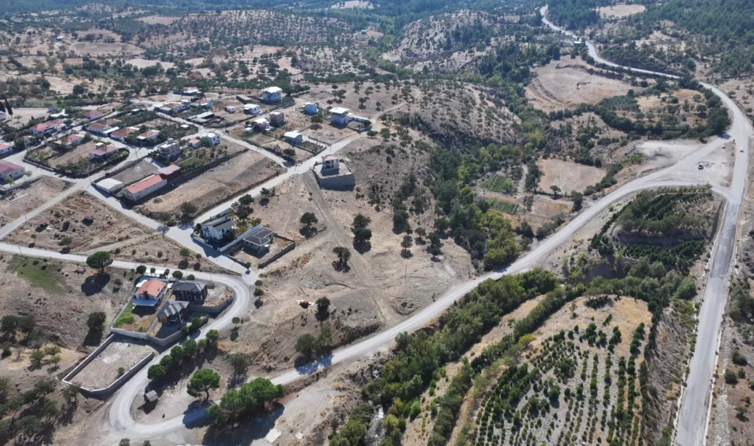 Manisa'da yıllardır bozuk yollar nedeniyle ulaşımda sorun yaşayan Yuntdağı sakinlerinin