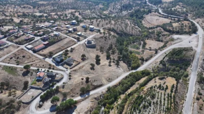 Manisa'da yıllardır bozuk yollar nedeniyle ulaşımda sorun yaşayan Yuntdağı sakinlerinin